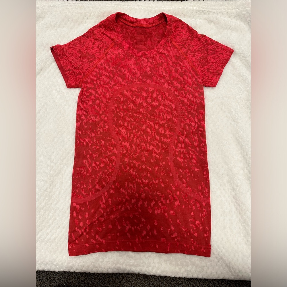 Lululemon Swiftly Tech size 4 in Covered Camo Red